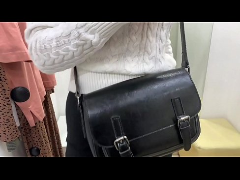 ❤️ Masturbasyon piblik nan jenn femèl FeralBerry ak yon gode nan sal la Fitting ❌ Ponografi anal nan nou % ht.assistentai.ru%