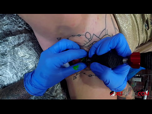 ❤️ Ekstrèmman tatoue hottie Sully Savage te fè yon tatoo sou klitoris li ❌ Ponografi anal nan nou % ht.assistentai.ru%